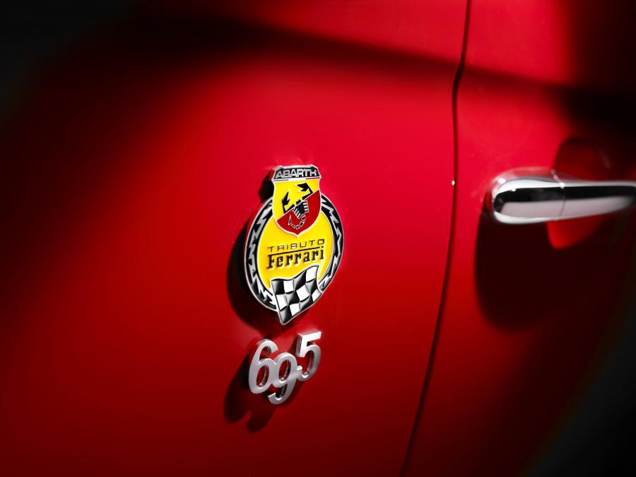 Логотип Abarth 695 Tributo Ferrari 2010 года  (фото 13 из 19)